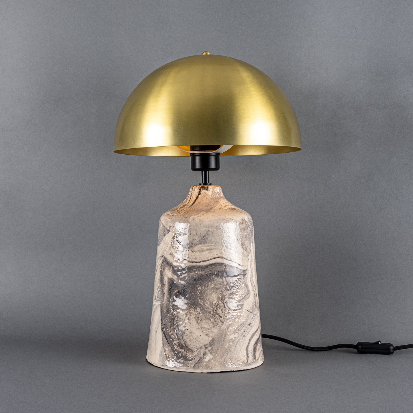 Lampe de table haute en céramique Cassia avec abat-jour en laiton