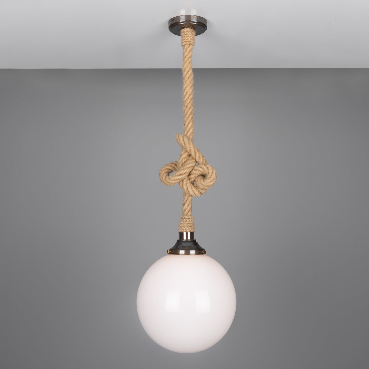 Suspension en corde de jute des Açores avec globe en verre opale 30 cm IP44