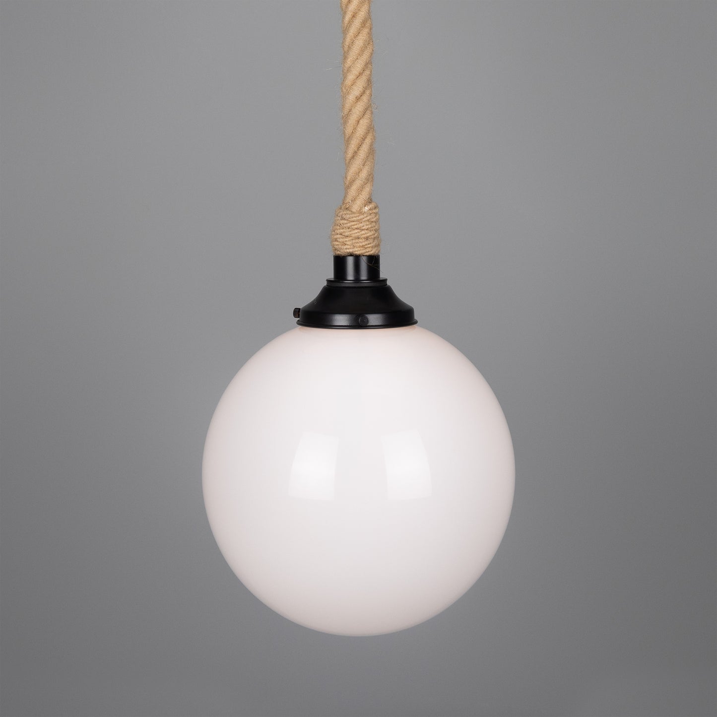 Suspension en corde de jute des Açores avec globe en verre opale 30 cm IP44