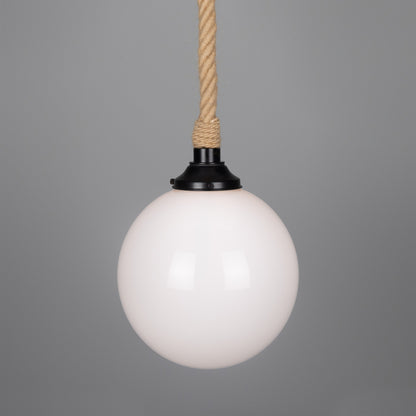 Suspension en corde de jute des Açores avec globe en verre opale 30 cm IP44