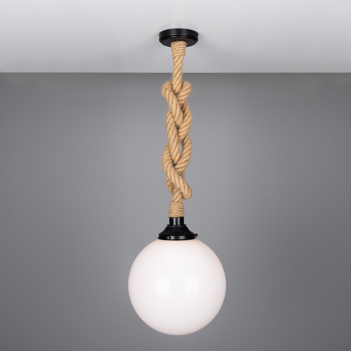 Suspension en corde de jute des Açores avec globe en verre opale 30 cm IP44