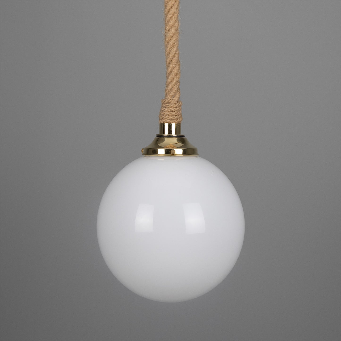 Suspension en corde de jute des Açores avec globe en verre opale 30 cm IP44