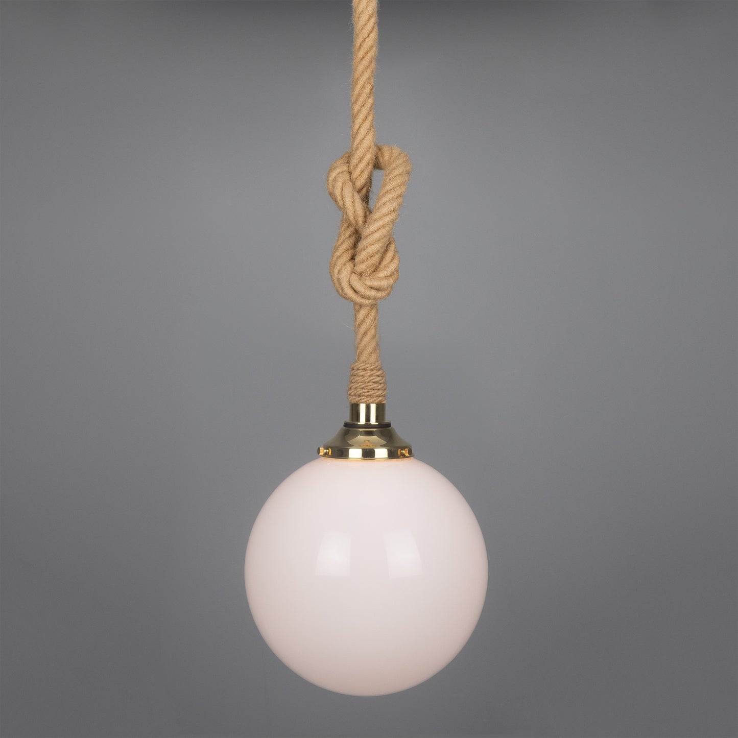Suspension en corde de jute des Açores avec globe en verre opale 30 cm IP44
