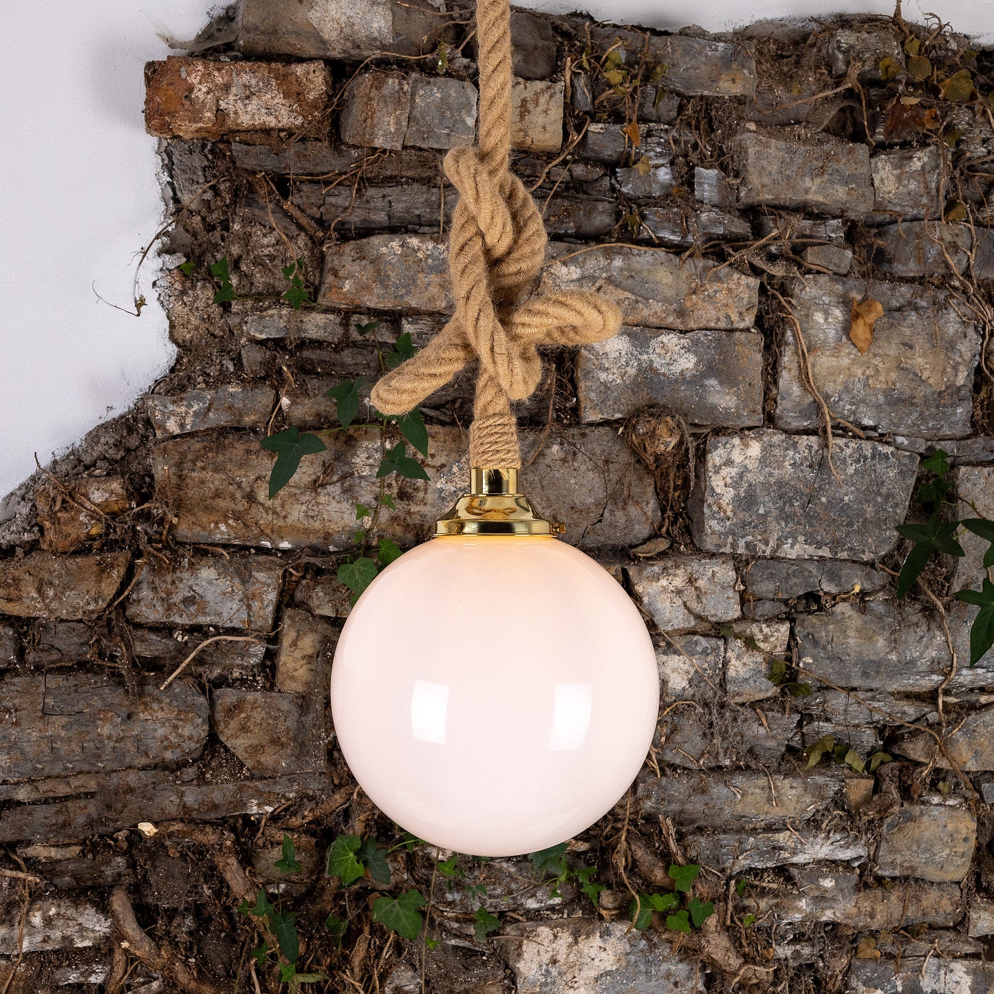 Suspension en corde de jute des Açores avec globe en verre opale 30 cm IP44