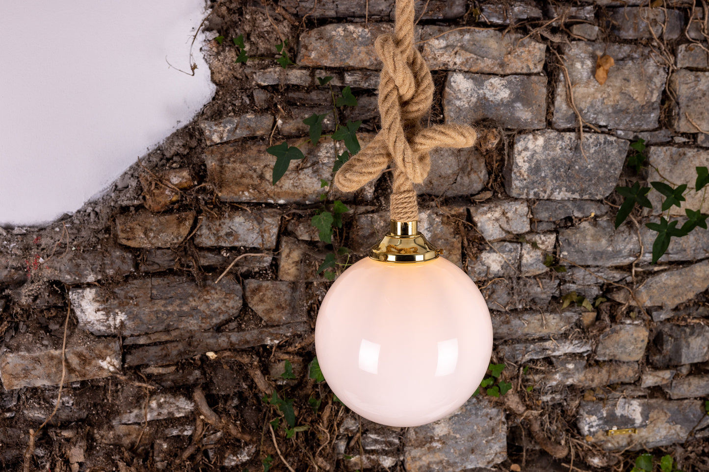 Suspension en corde de jute des Açores avec globe en verre opale 30 cm IP44