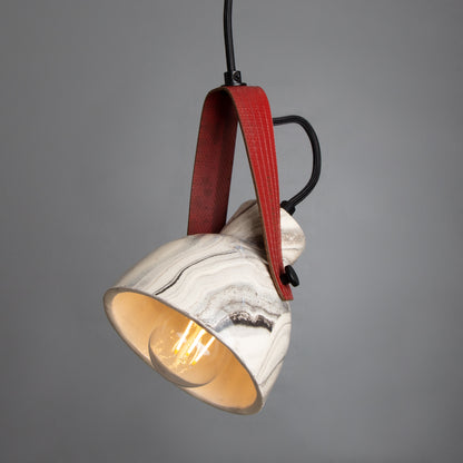 Pendentif en céramique Pera avec sangle de tuyau d'incendie récupérée