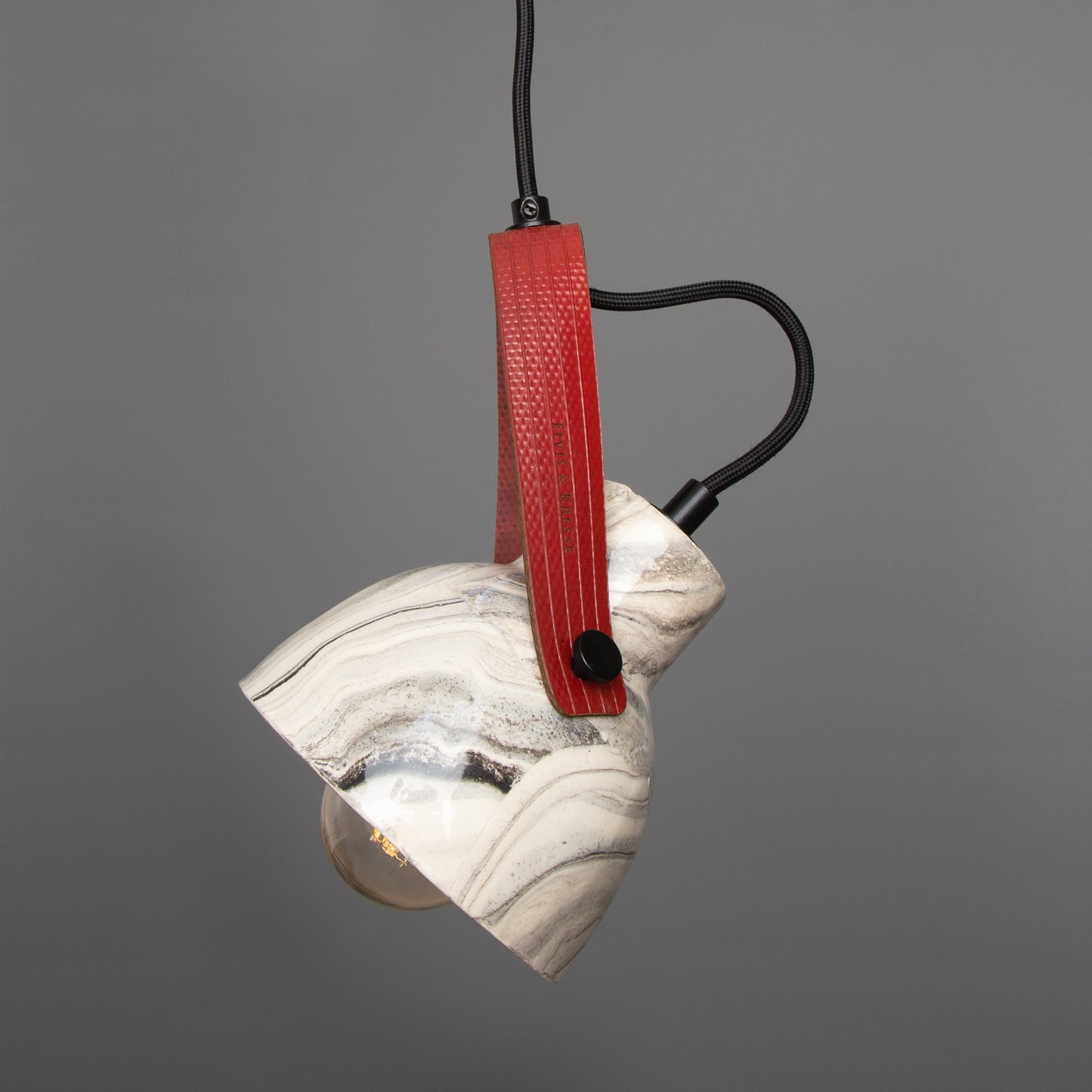 Pendentif en céramique Pera avec sangle de tuyau d'incendie récupérée