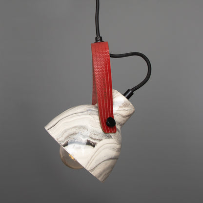 Pendentif en céramique Pera avec sangle de tuyau d'incendie récupérée