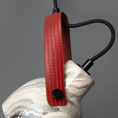 Pendentif en céramique Pera avec sangle de tuyau d'incendie récupérée