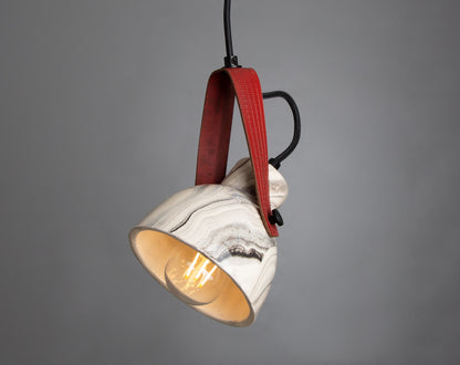 Pendentif en céramique Pera avec sangle de tuyau d'incendie récupérée