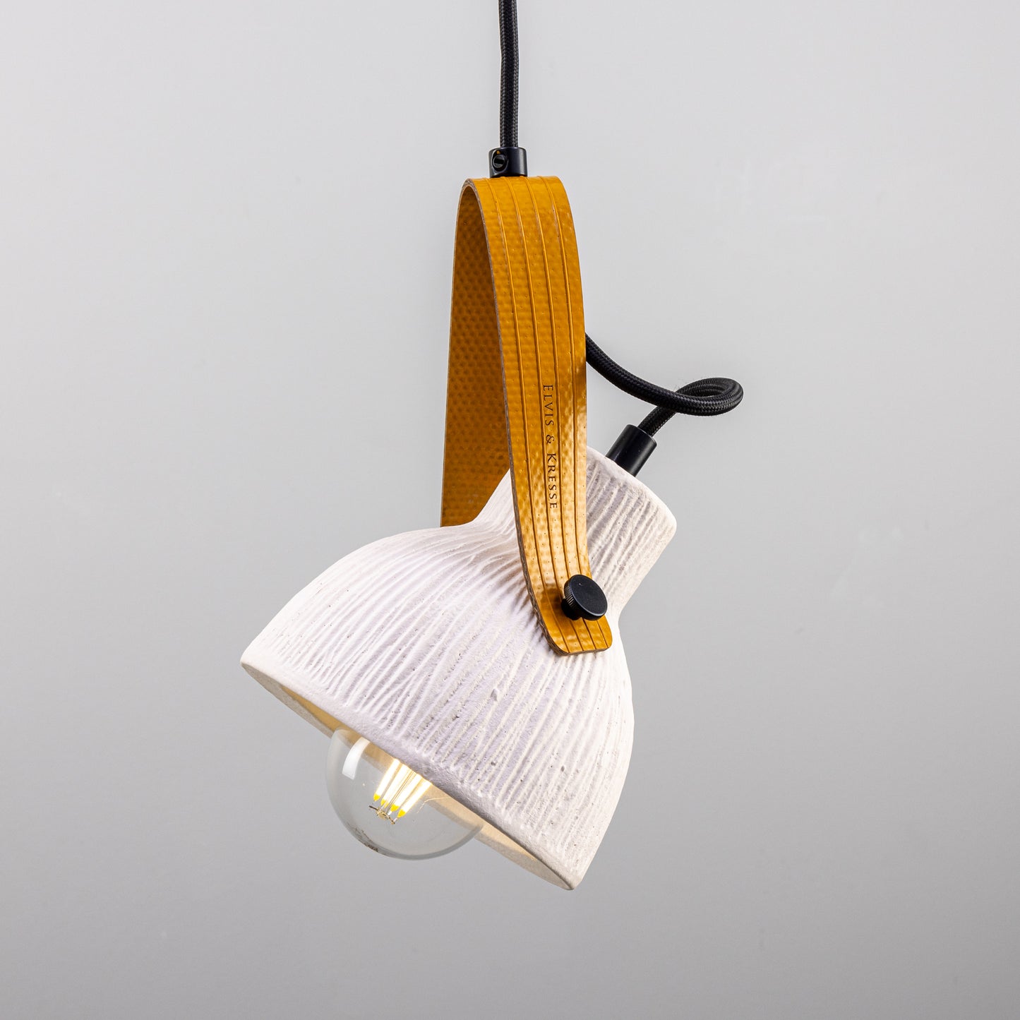 Pendentif en céramique Pera avec sangle de tuyau d'incendie récupérée