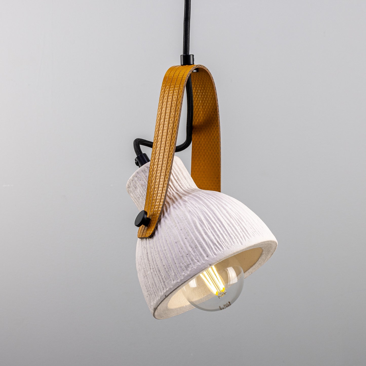 Pendentif en céramique Pera avec sangle de tuyau d'incendie récupérée