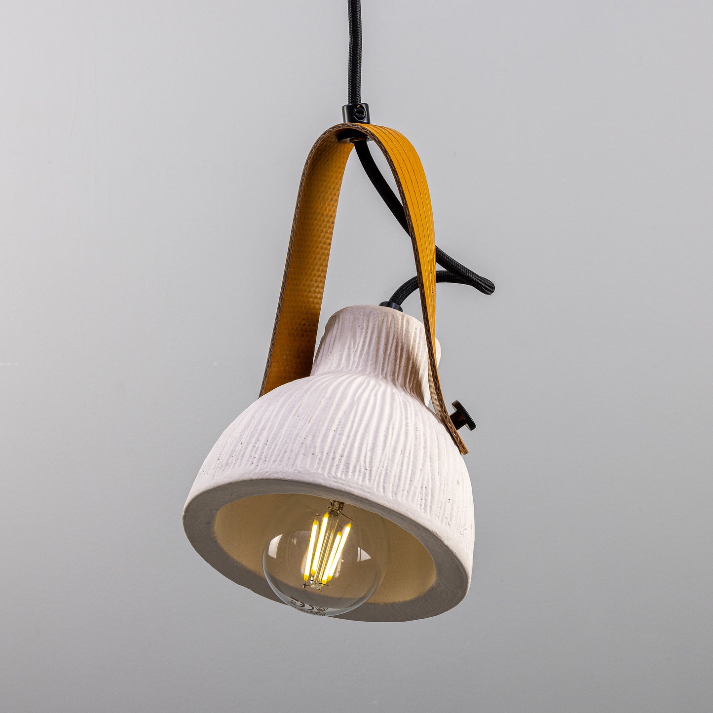 Pendentif en céramique Pera avec sangle de tuyau d'incendie récupérée