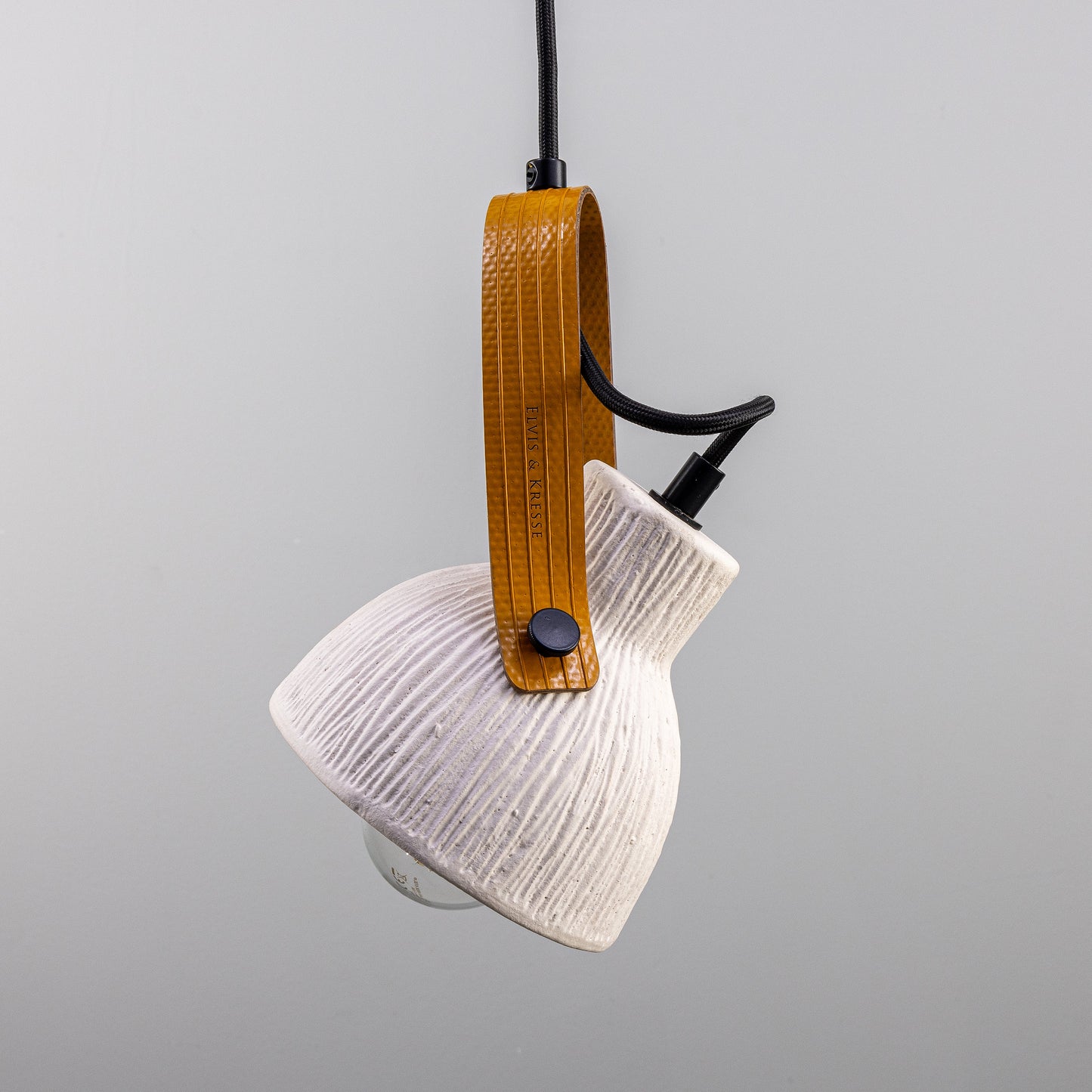 Pendentif en céramique Pera avec sangle de tuyau d'incendie récupérée