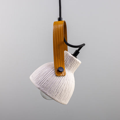 Pendentif en céramique Pera avec sangle de tuyau d'incendie récupérée