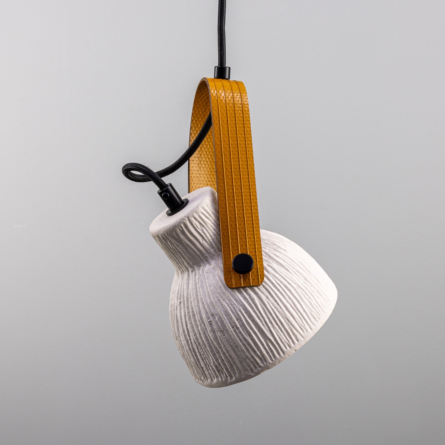 Pendentif en céramique Pera avec sangle de tuyau d'incendie récupérée