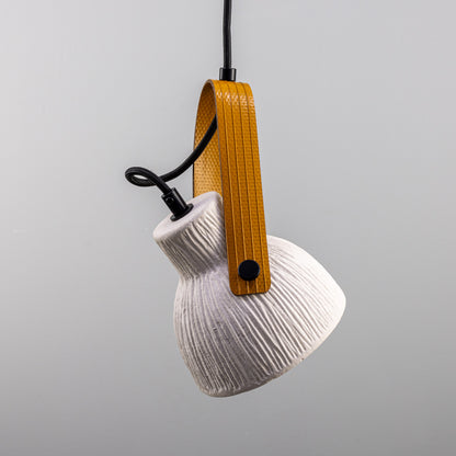Pendentif en céramique Pera avec sangle de tuyau d'incendie récupérée