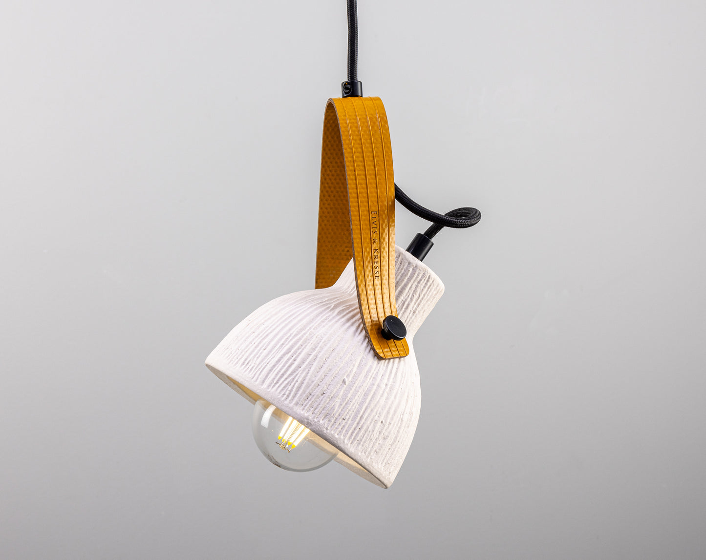 Pendentif en céramique Pera avec sangle de tuyau d'incendie récupérée