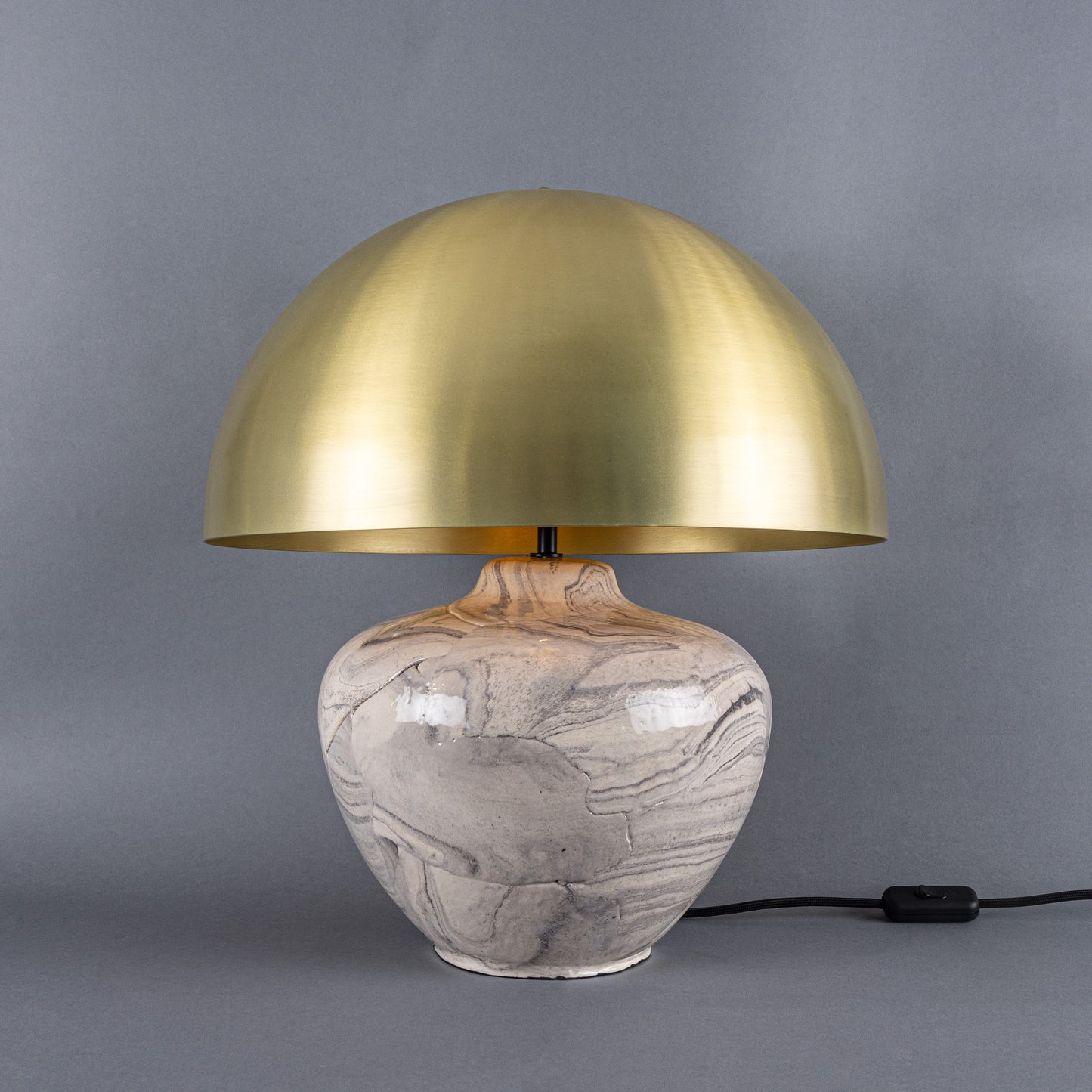 Lampe de table en céramique Lawson avec abat-jour en laiton.