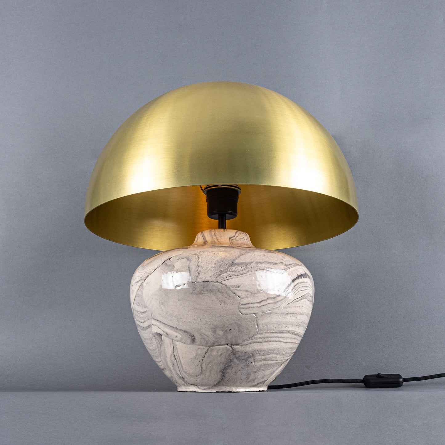 Lampe de table en céramique Lawson avec abat-jour en laiton.