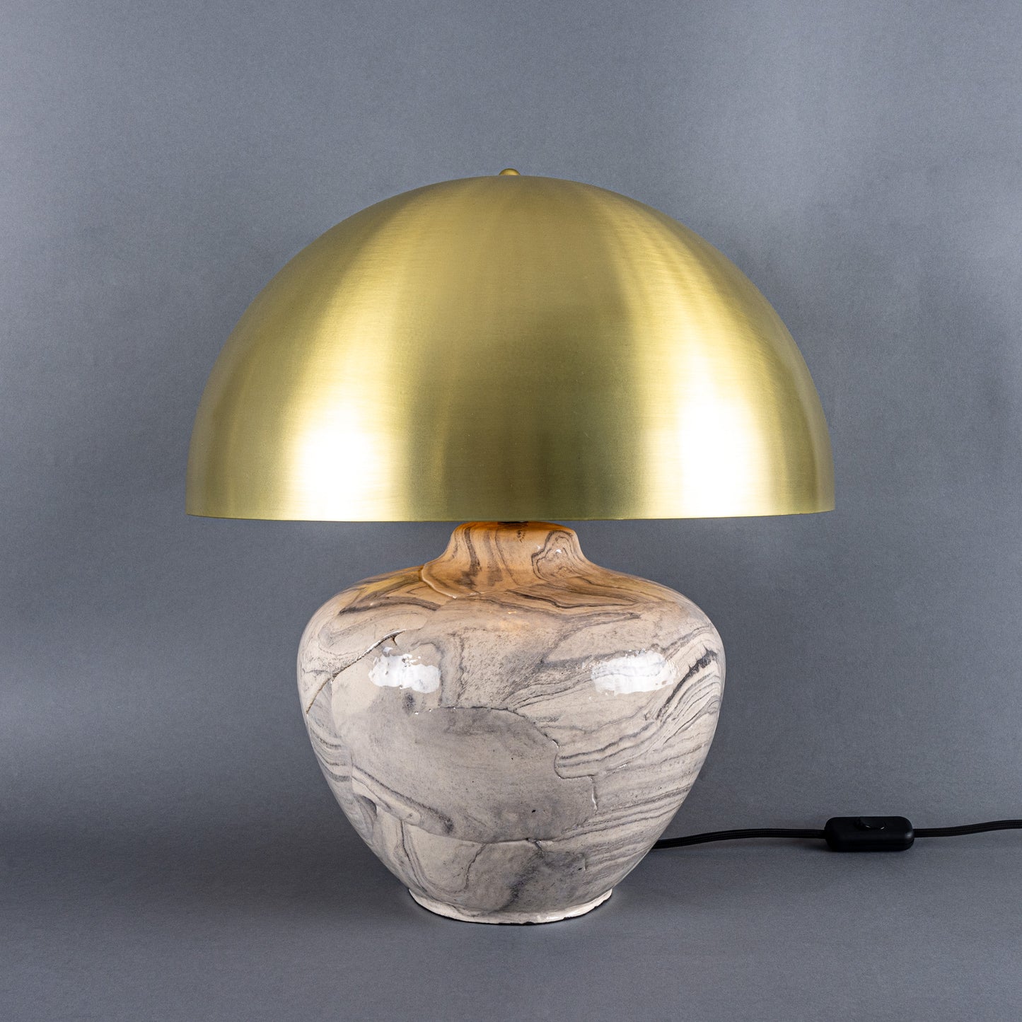 Lampe de table en céramique Lawson avec abat-jour en laiton.