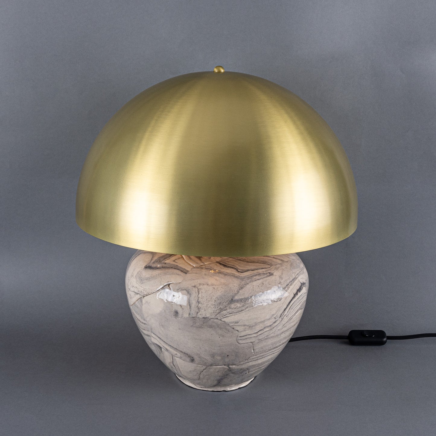 Lampe de table en céramique Lawson avec abat-jour en laiton.