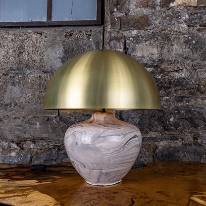 Lampe de table en céramique Lawson avec abat-jour en laiton.