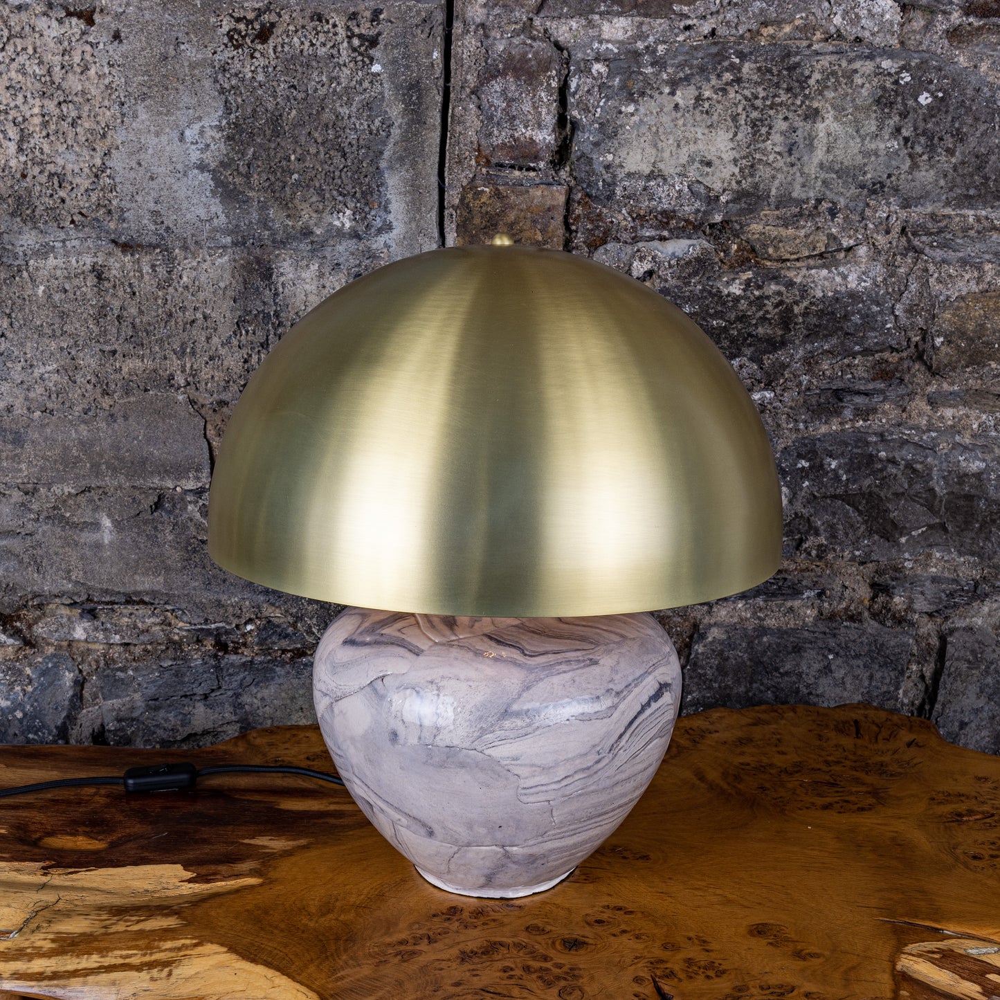 Lampe de table en céramique Lawson avec abat-jour en laiton.