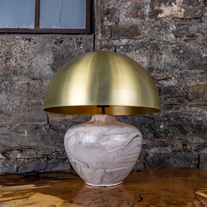Lampe de table en céramique Lawson avec abat-jour en laiton.