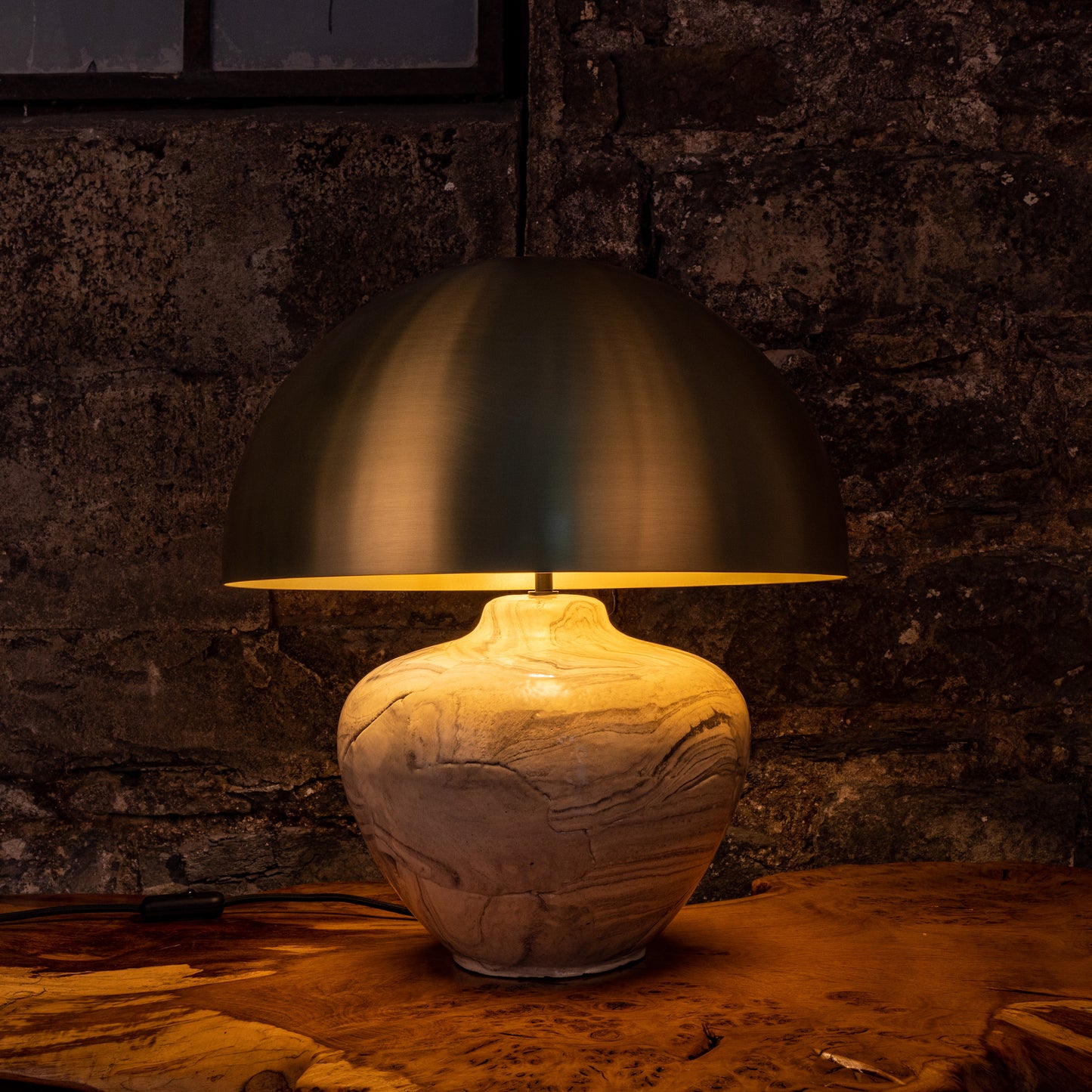 Lampe de table en céramique Lawson avec abat-jour en laiton.