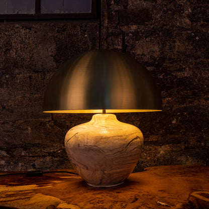 Lampe de table en céramique Lawson avec abat-jour en laiton.