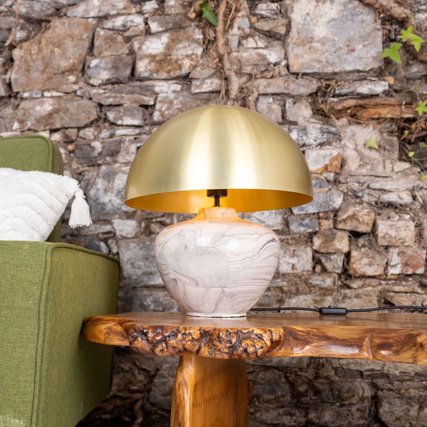 Lampe de table en céramique Lawson avec abat-jour en laiton.