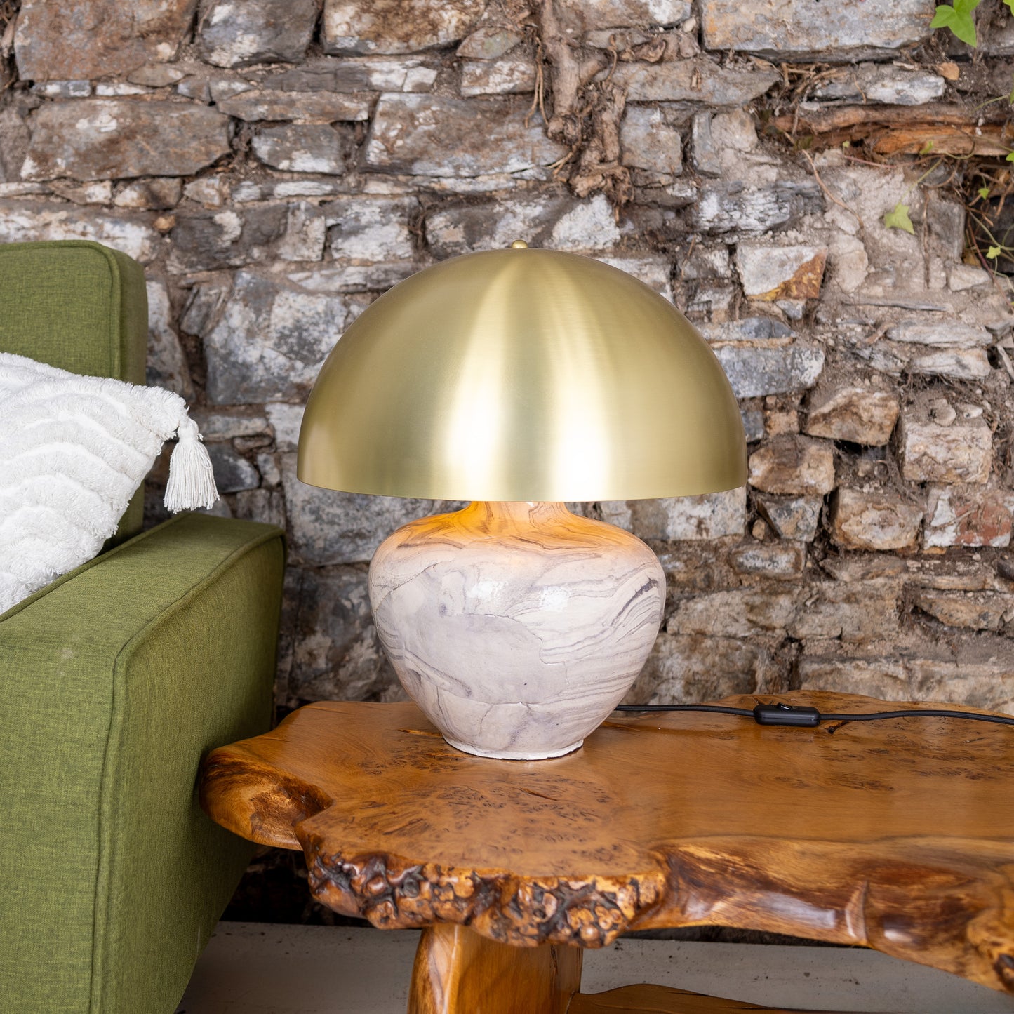 Lampe de table en céramique Lawson avec abat-jour en laiton.