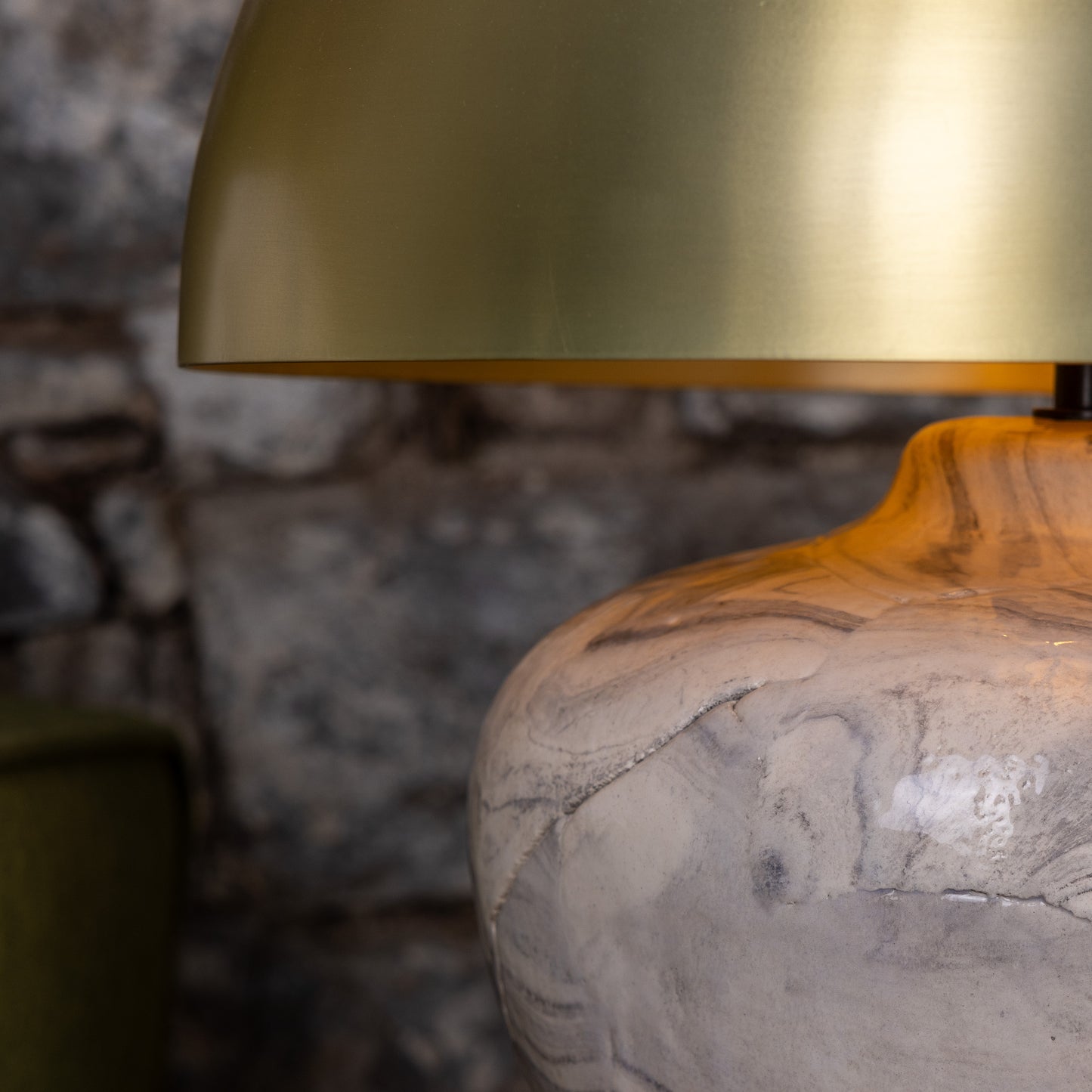 Lampe de table en céramique Lawson avec abat-jour en laiton.
