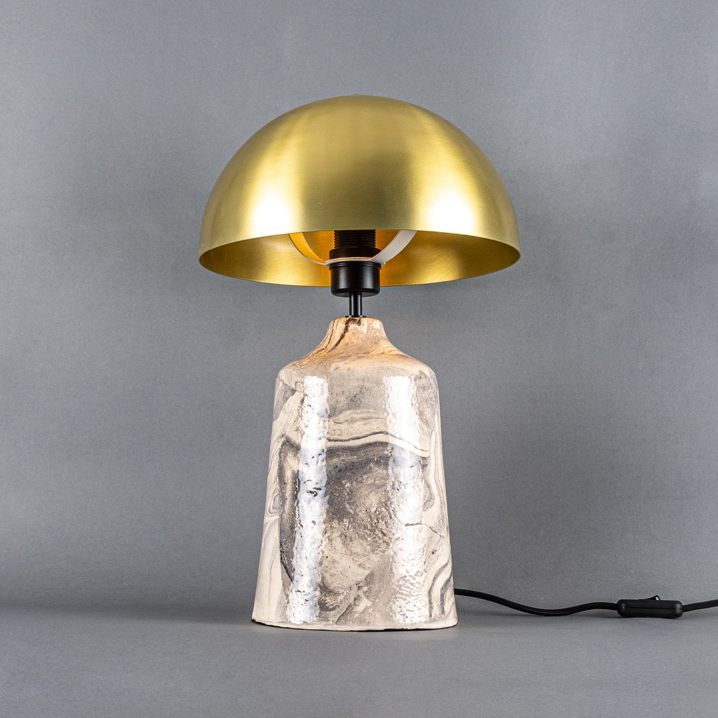 Lampe de table haute en céramique Cassia avec abat-jour en laiton