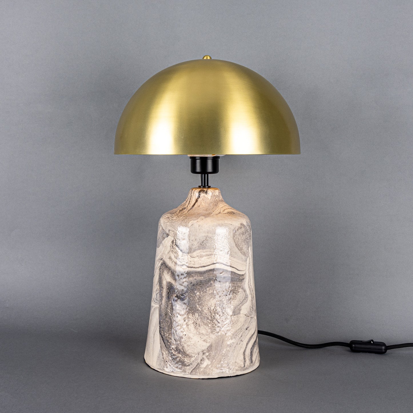 Lampe de table haute en céramique Cassia avec abat-jour en laiton