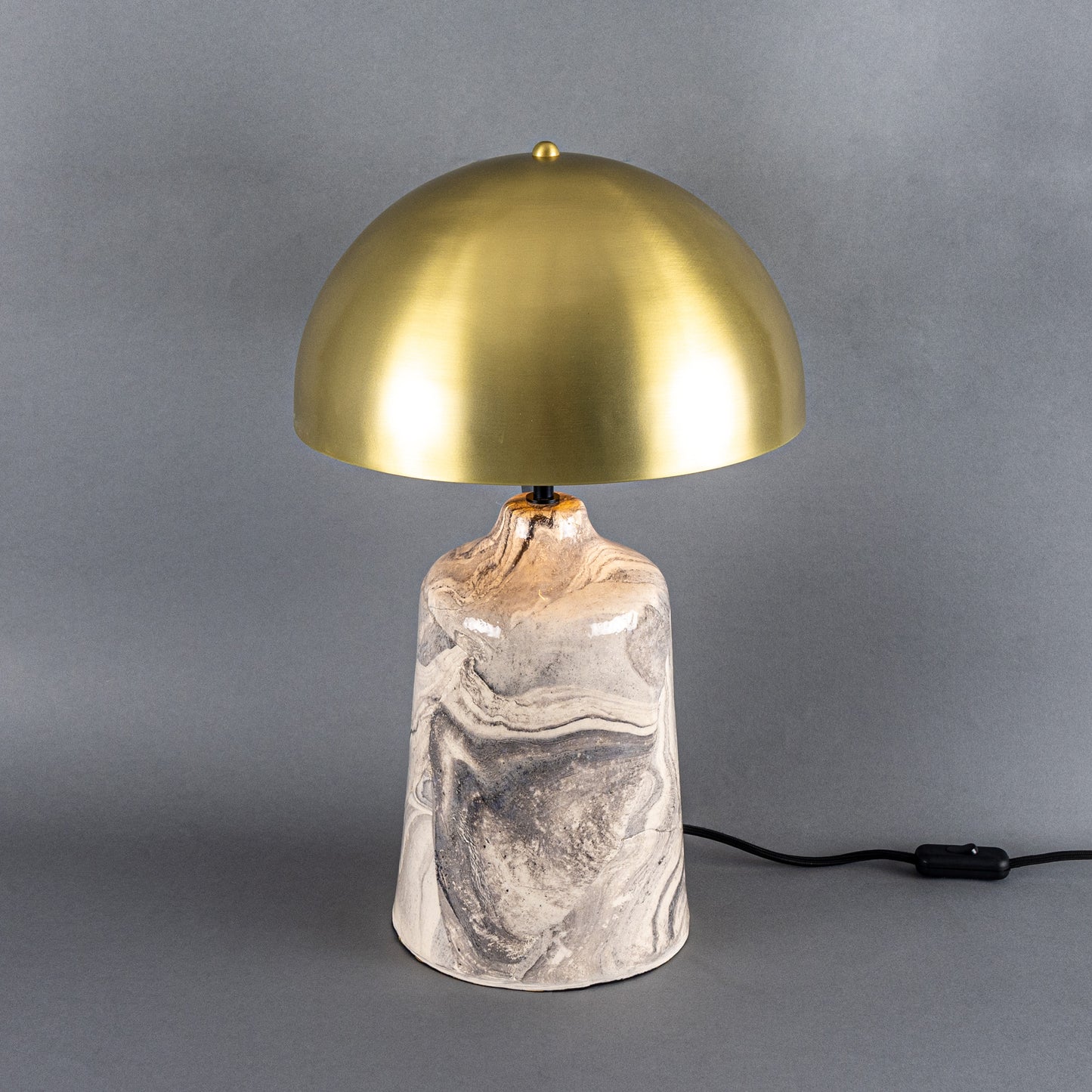 Lampe de table haute en céramique Cassia avec abat-jour en laiton