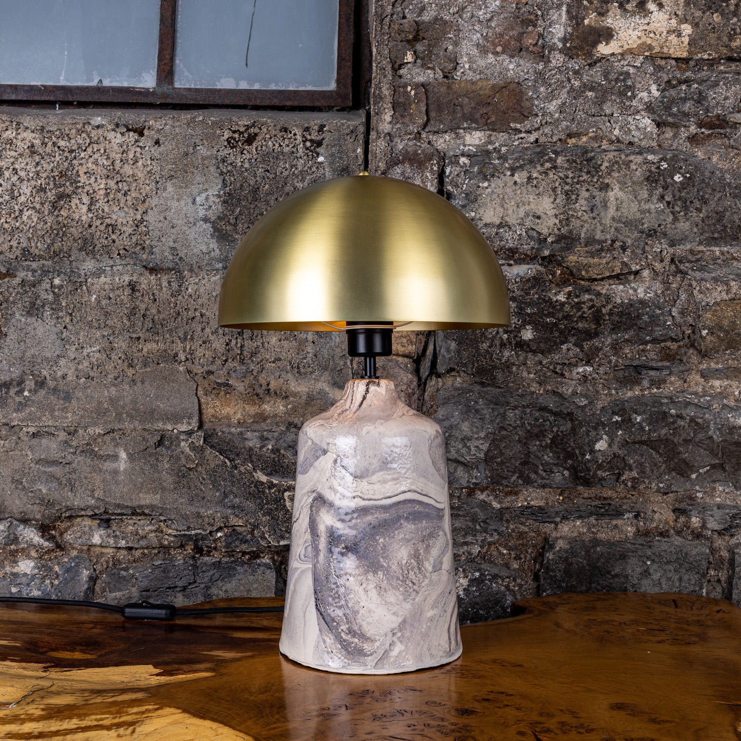 Lampe de table haute en céramique Cassia avec abat-jour en laiton