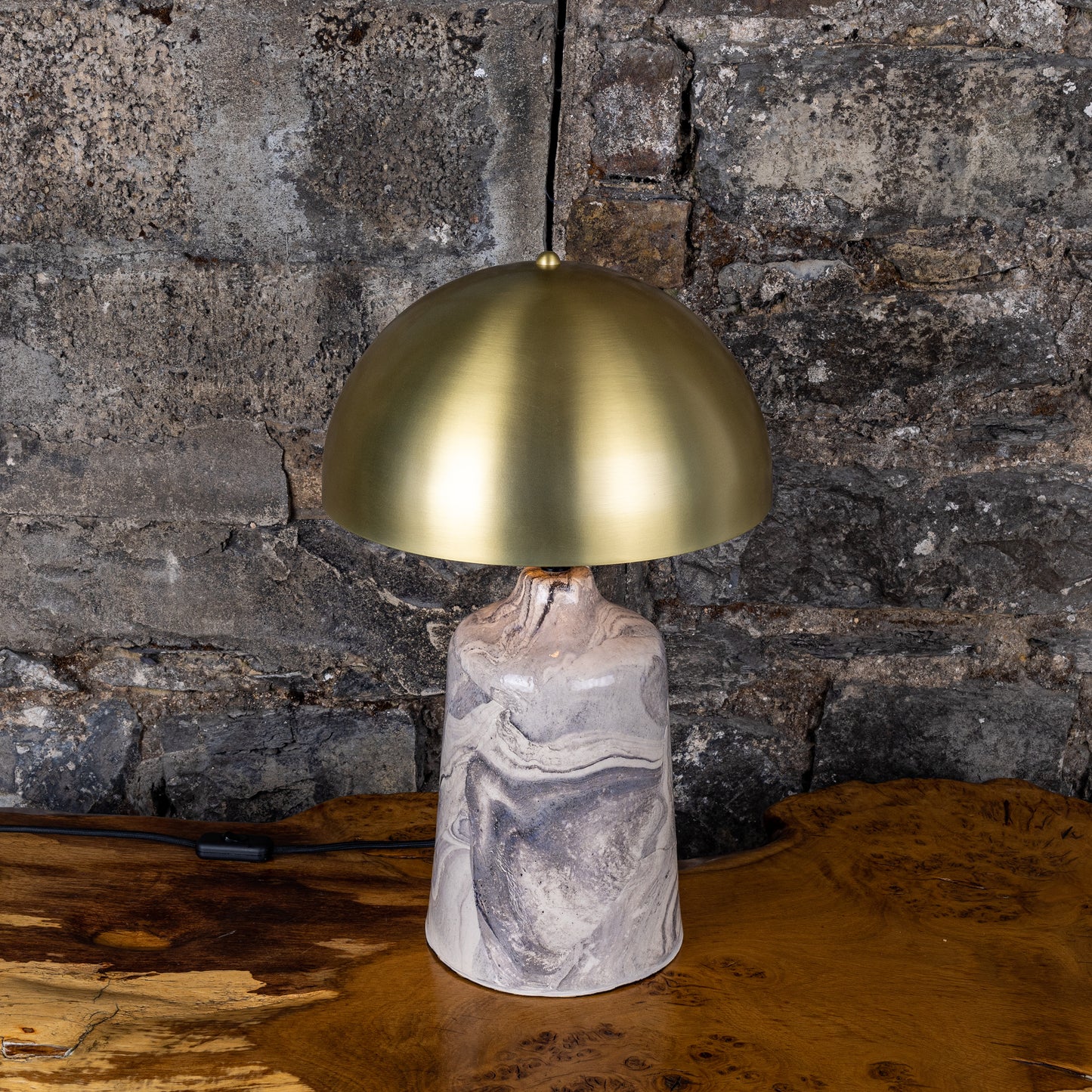 Lampe de table haute en céramique Cassia avec abat-jour en laiton