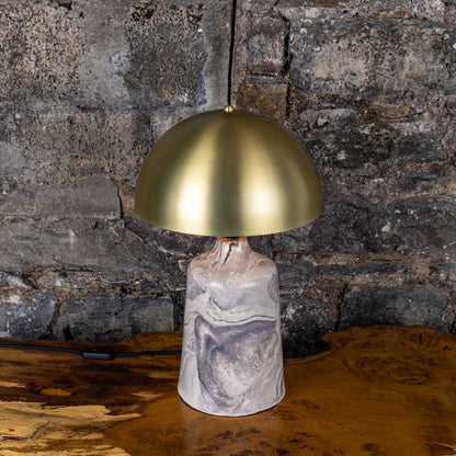 Lampe de table haute en céramique Cassia avec abat-jour en laiton