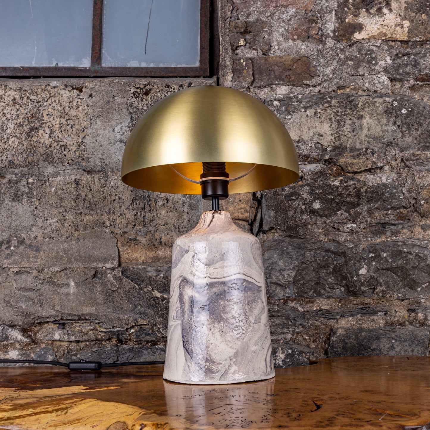 Lampe de table haute en céramique Cassia avec abat-jour en laiton