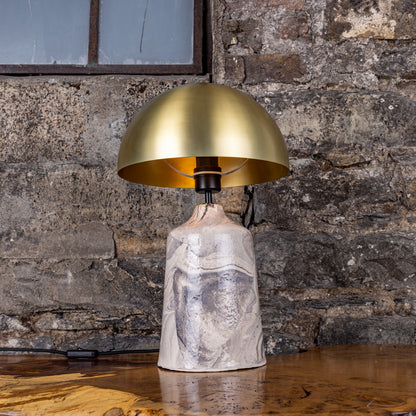 Lampe de table haute en céramique Cassia avec abat-jour en laiton