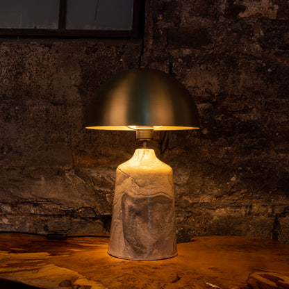 Lampe de table haute en céramique Cassia avec abat-jour en laiton
