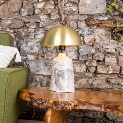 Lampe de table haute en céramique Cassia avec abat-jour en laiton