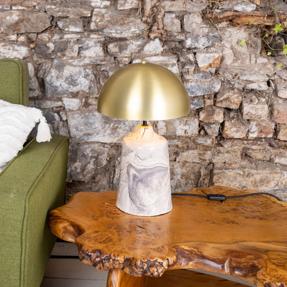 Lampe de table haute en céramique Cassia avec abat-jour en laiton