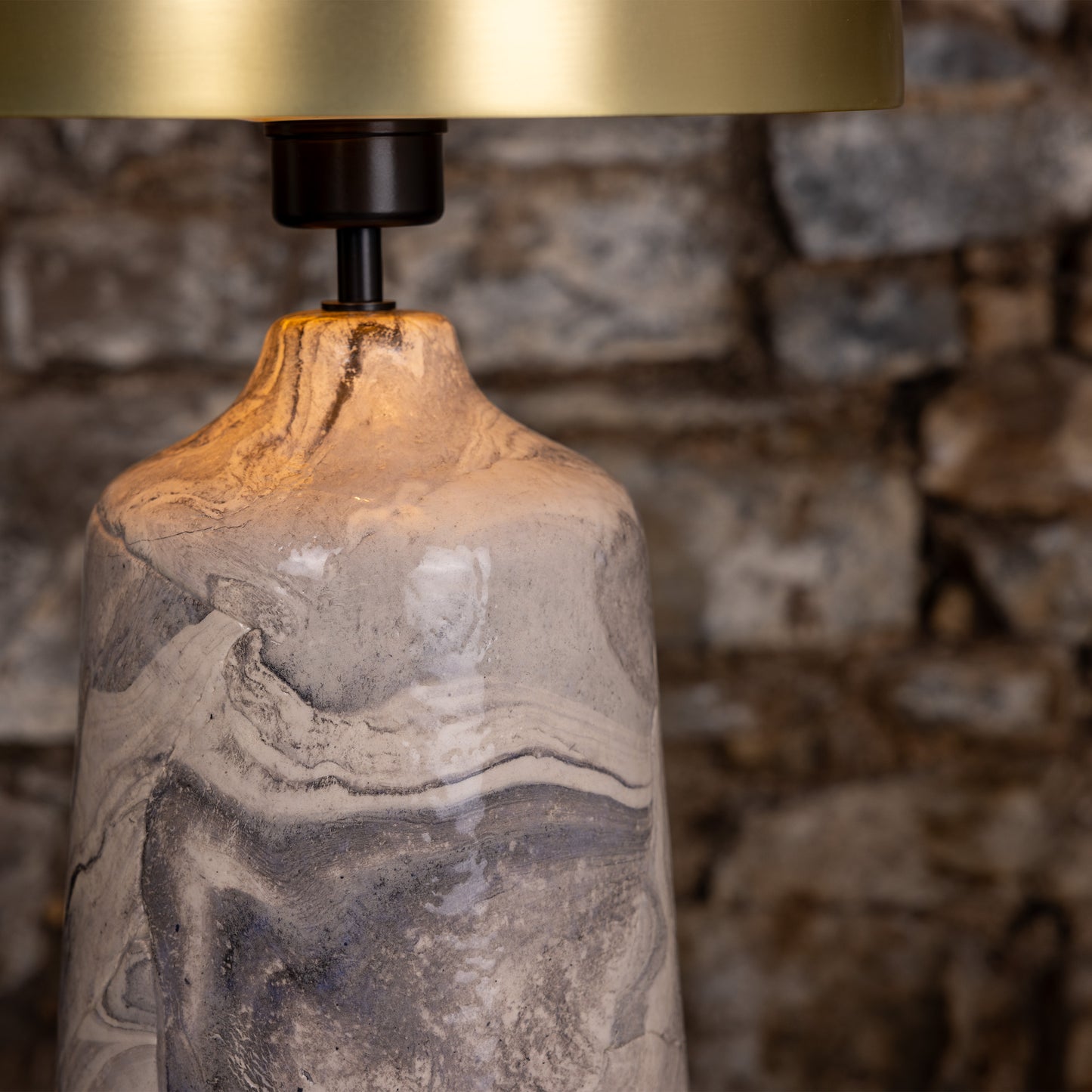 Lampe de table haute en céramique Cassia avec abat-jour en laiton