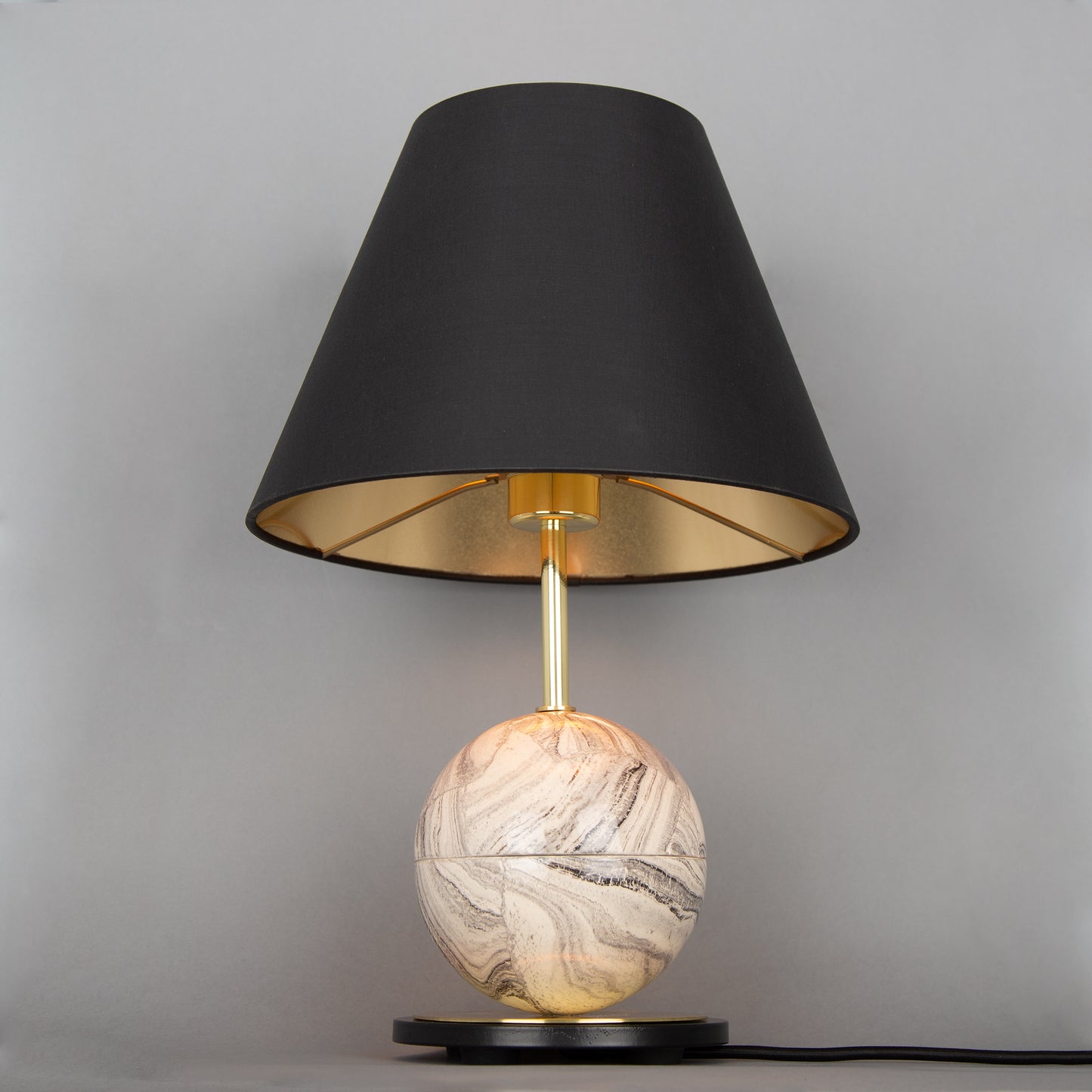 Lampe de table Byrd en céramique marbrée avec abat-jour en tissu