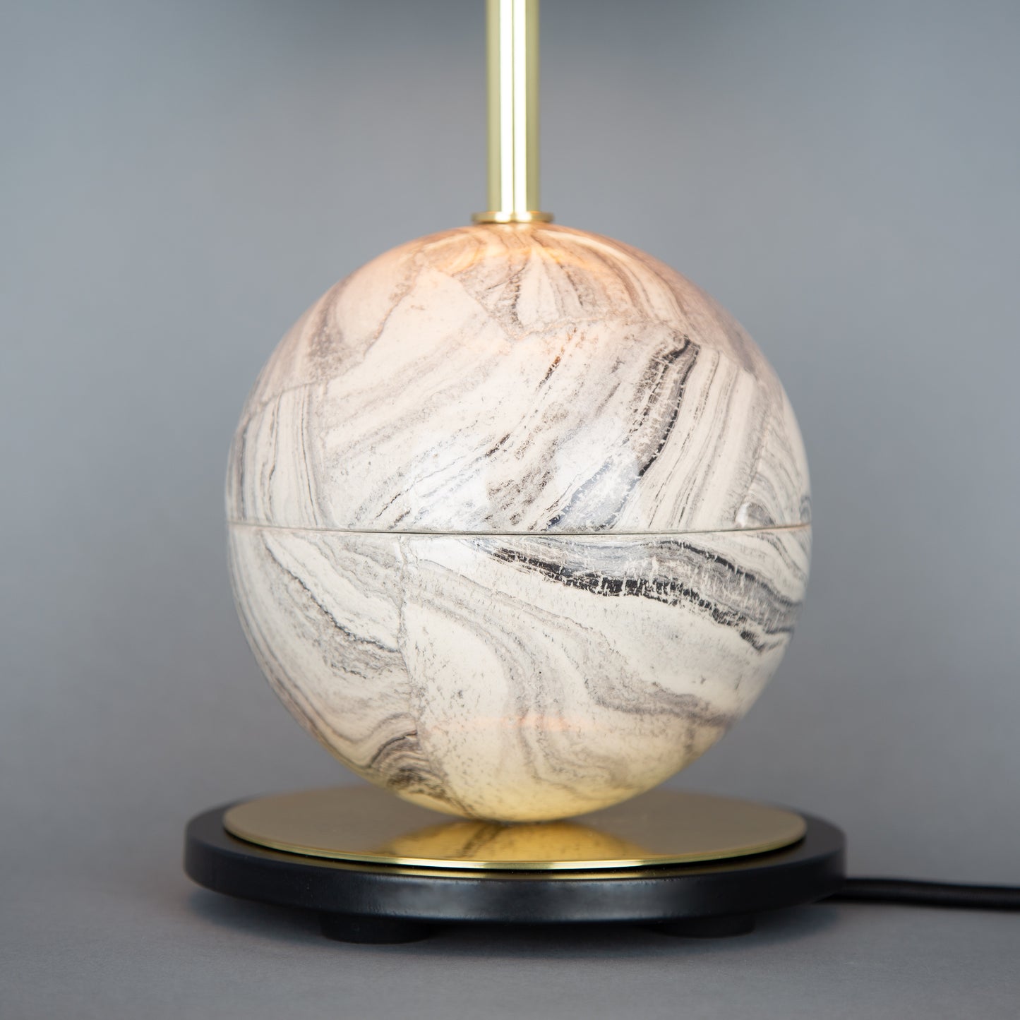 Lampe de table Byrd en céramique marbrée avec abat-jour en tissu