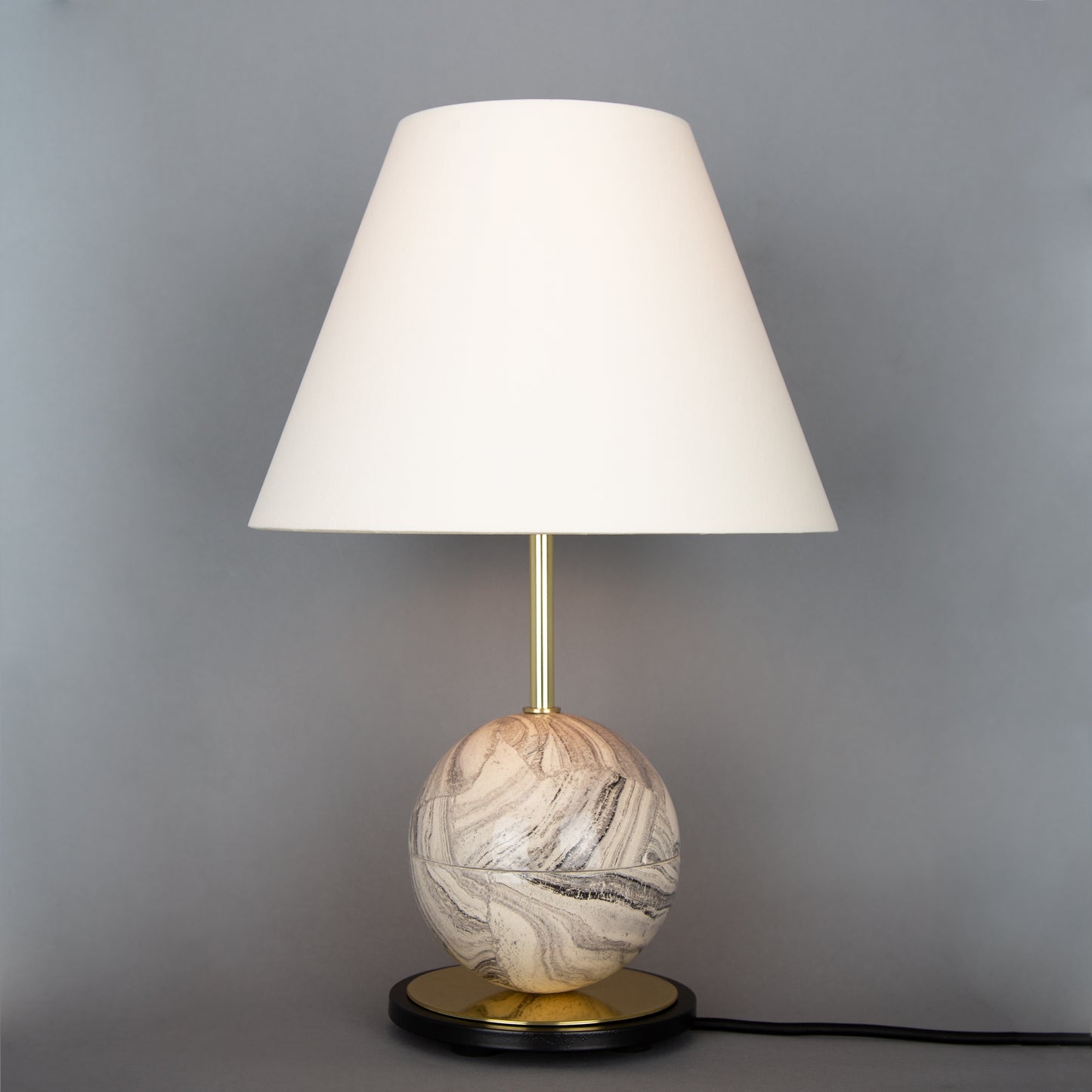 Lampe de table Byrd en céramique marbrée avec abat-jour en tissu