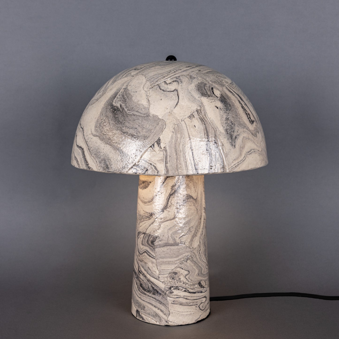 Lampe de table champignon en céramique marbrée Amanita